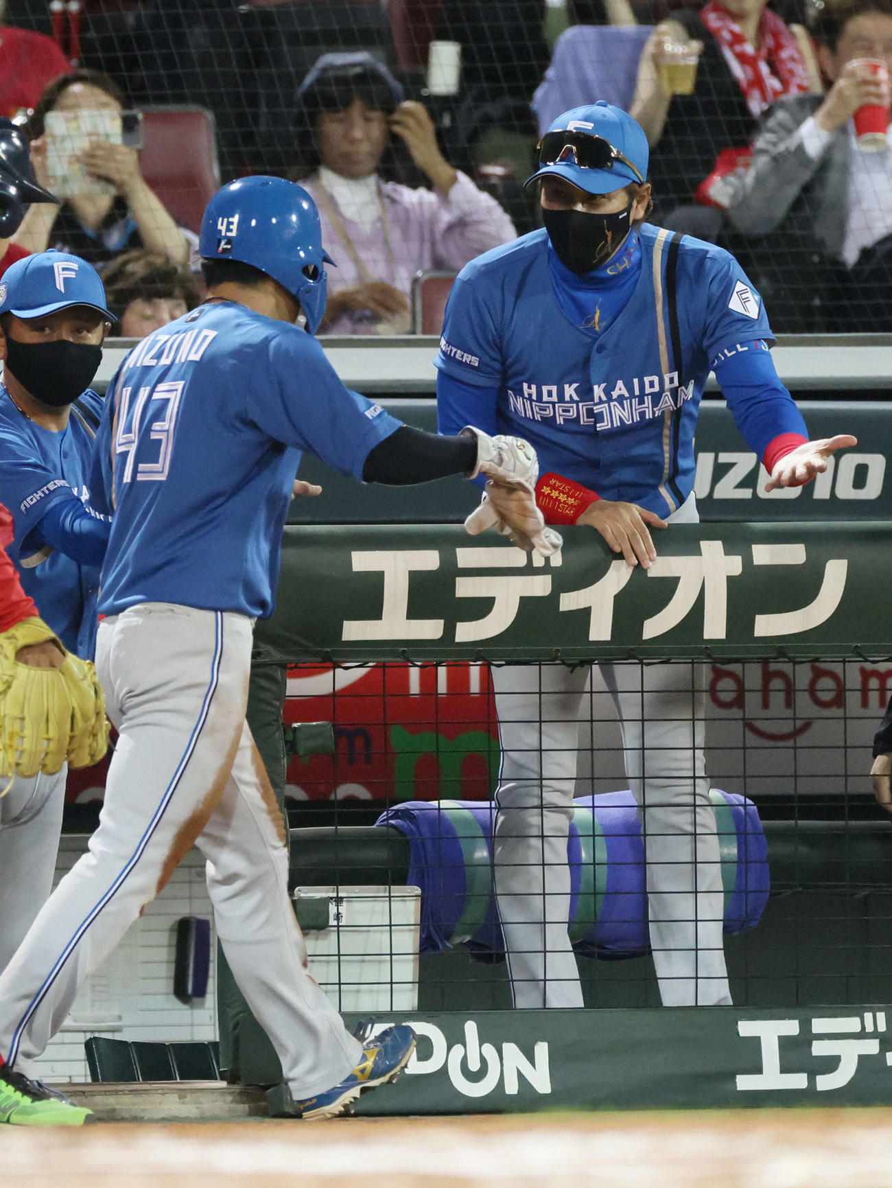 広島対日本ハム　7回表日本ハム無死三塁、水谷の右犠飛で生還した水野を迎える新庄監督（撮影・加藤孝規）