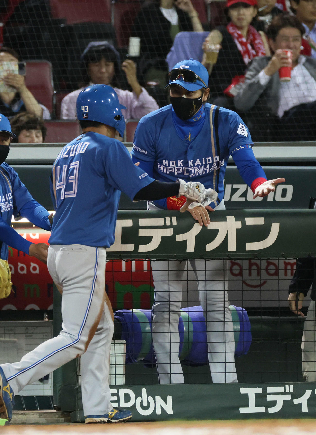 広島対日本ハム　7回表日本ハム無死三塁、水谷の右犠飛で生還した水野を迎える新庄監督（撮影・加藤孝規）
