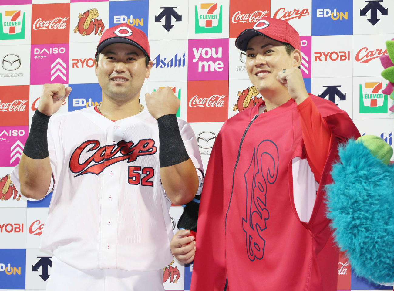 広島対日本ハム　お立ち台でポーズを決める末包（左）と九里（撮影・加藤孝規）