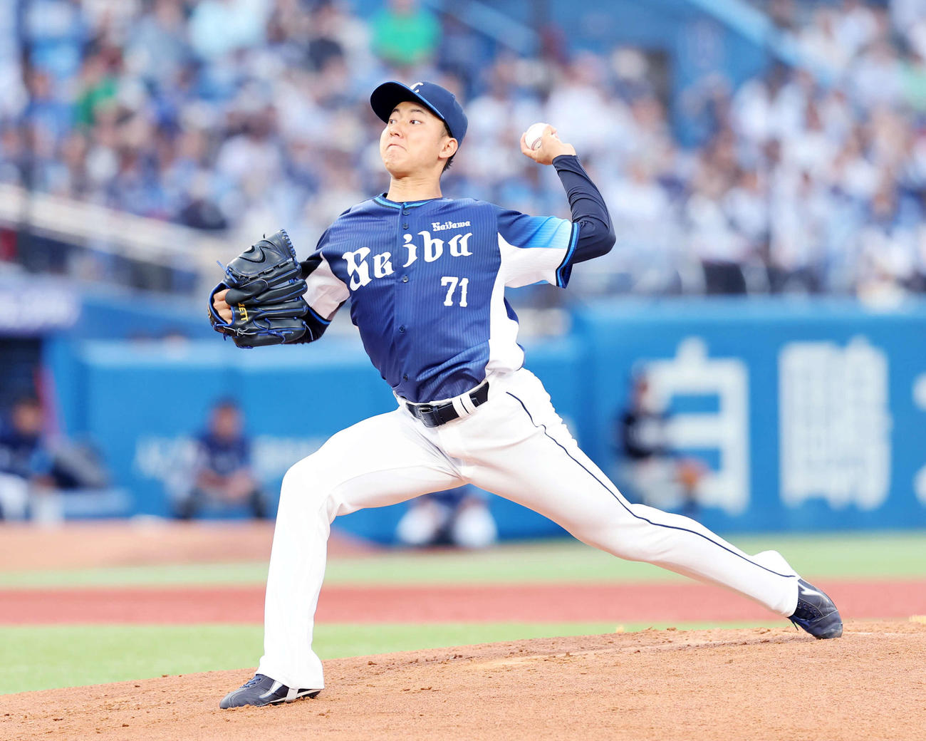 ヤクルト対西武　力投する西武先発の菅井（撮影・鈴木正人）
