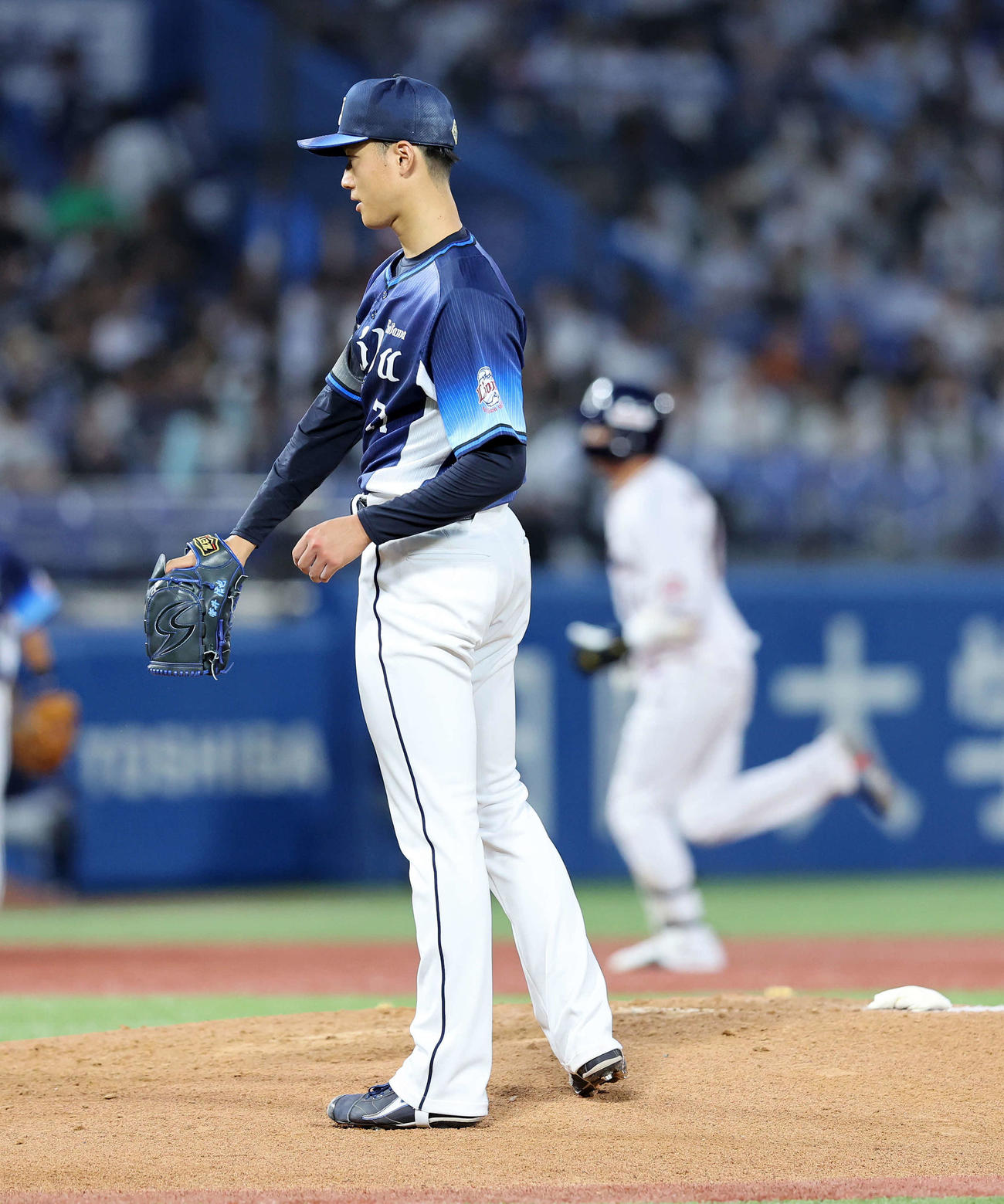 ヤクルト対西武　3回裏ヤクルト2死、山田（右）に左越えソロ本塁打を放たれ悔しそうな表情を見せる西武先発の菅井（撮影・鈴木正人）