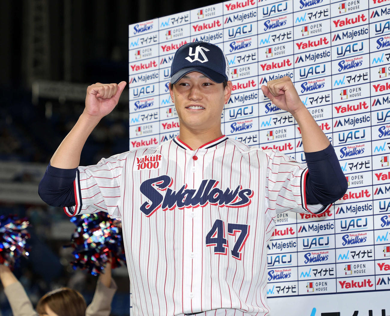 ヤクルト対西武　勝利しガッツポーズするヤクルト高橋（撮影・鈴木正人）