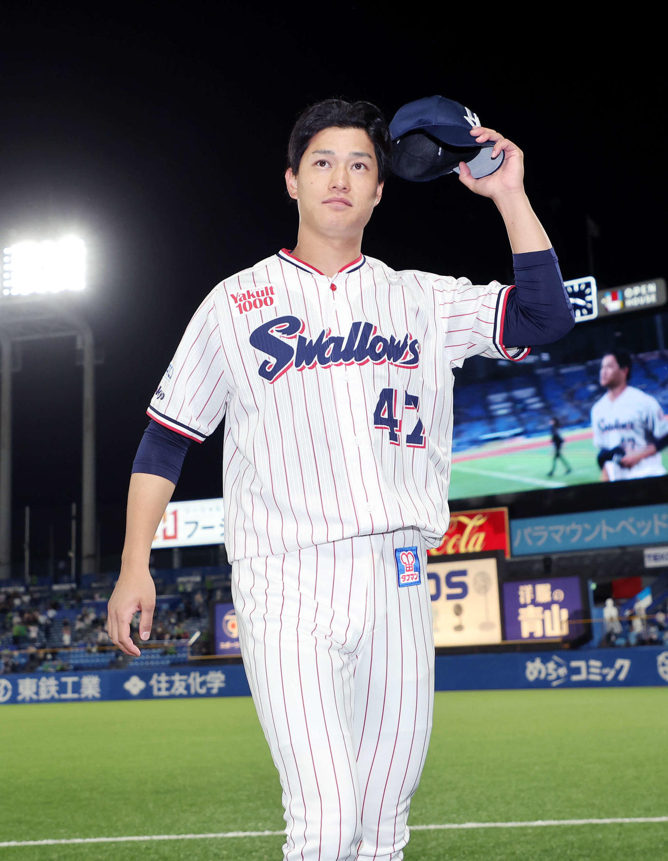 ヤクルト対西武　勝利しファンにあいさつして引き揚げるヤクルト高橋（撮影・鈴木正人）