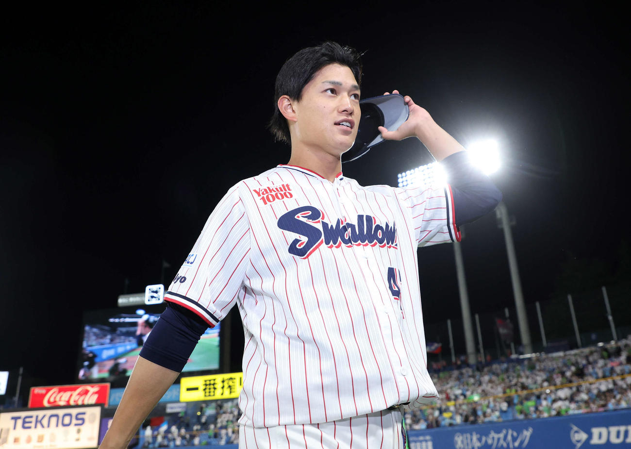 ヤクルト対西武　勝利しファンにあいさつして引き揚げるヤクルト高橋（撮影・鈴木正人）