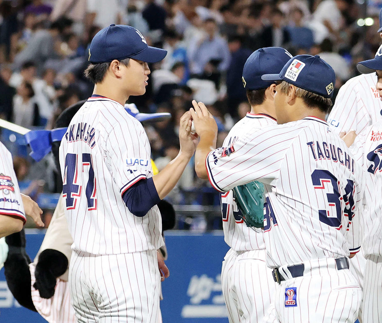 ヤクルト対西武　勝利しヤクルト田口（右）からウイニングボール受け取る高橋（撮影・鈴木正人）