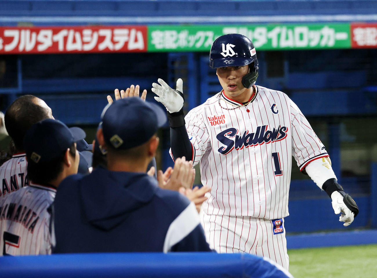 ヤクルト対西武　3回裏ヤクルト2死、山田は左越えソロ本塁打を放ちベンチ前でタッチ（撮影・鈴木正人）