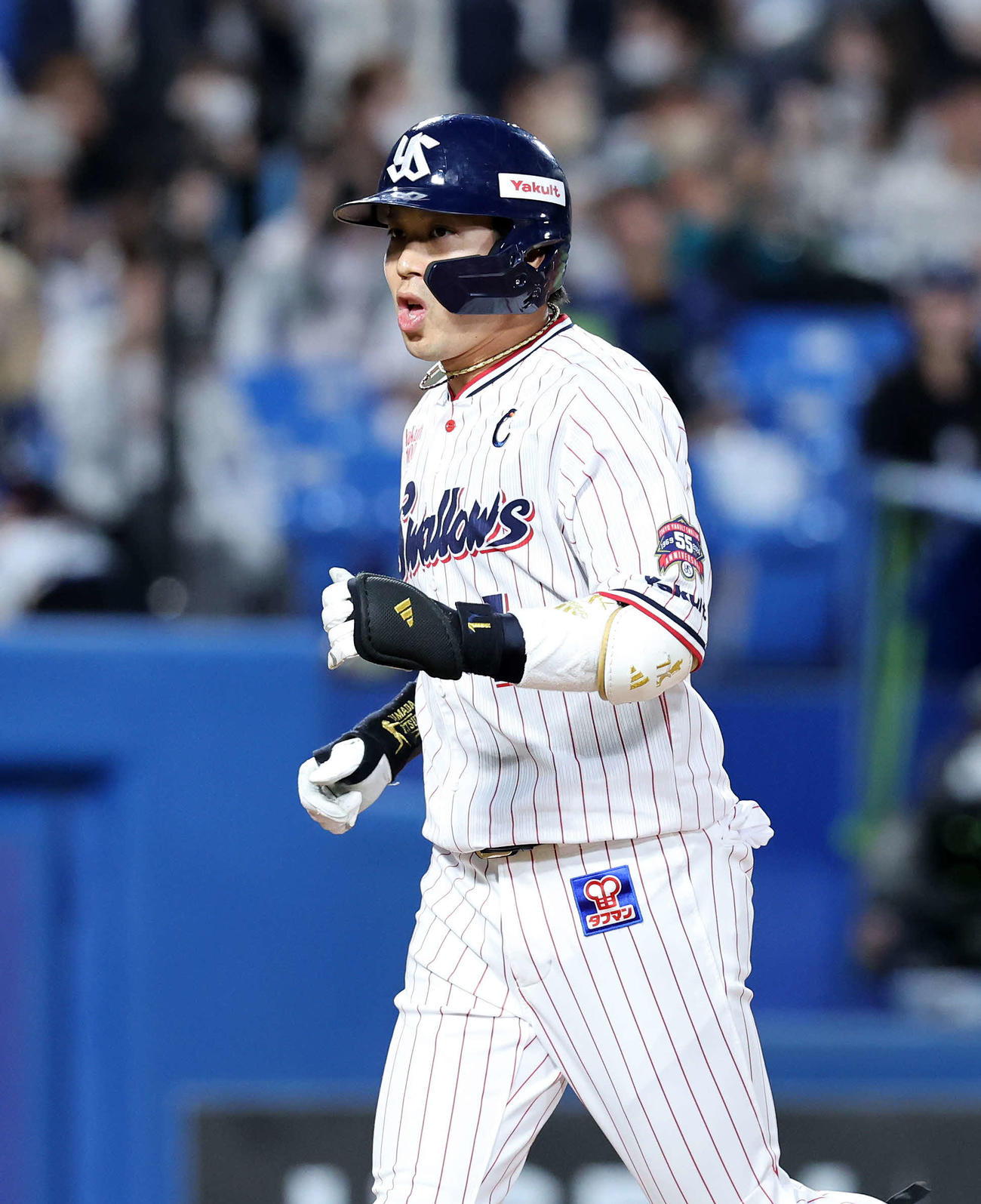 ヤクルト対西武　3回裏ヤクルト2死、山田は左越えソロ本塁打を放ち声を出す（撮影・鈴木正人）