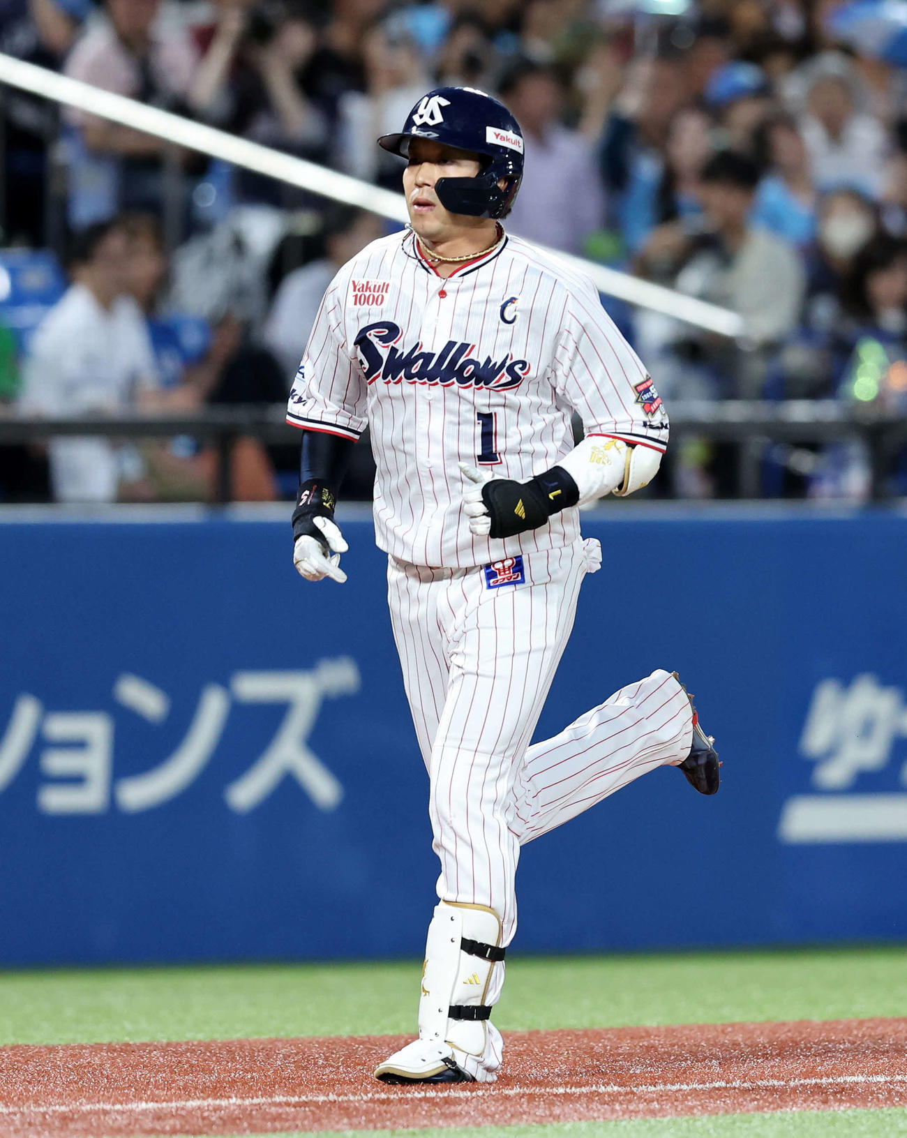 ヤクルト対西武　3回裏ヤクルト2死、山田は左越えソロ本塁打を放つ（撮影・鈴木正人）