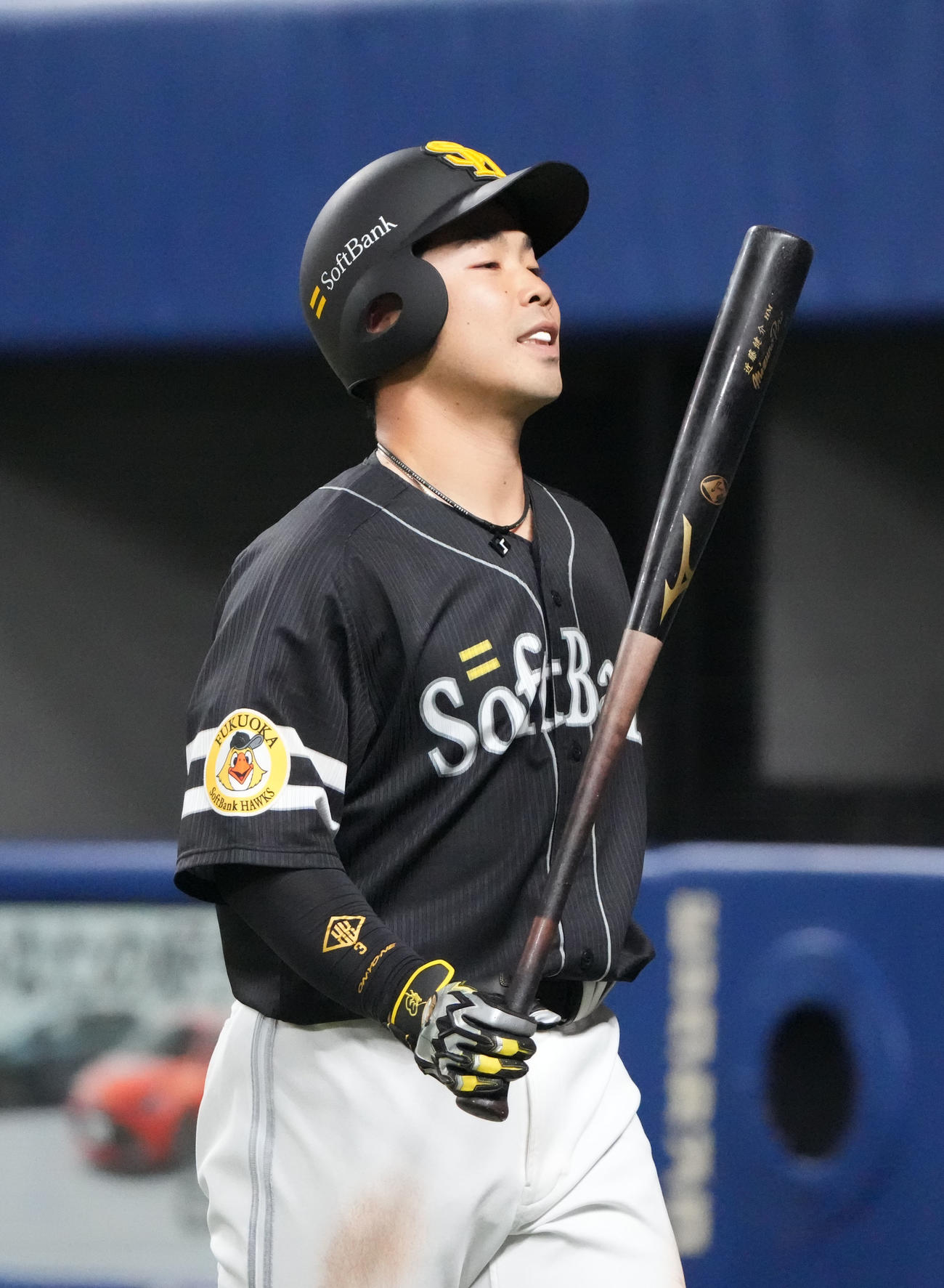 中日対ソフトバンク　6回表ソフトバンク2死一、三塁、一直に倒れ悔しそうにバットを手にする近藤（撮影・森本幸一）