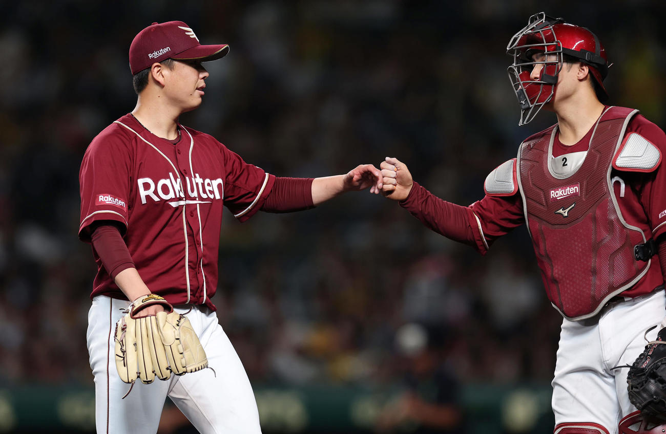 阪神対楽天　7回裏を投げ終え、楽天太田（右）とタッチを交わす藤井（撮影・前田充）