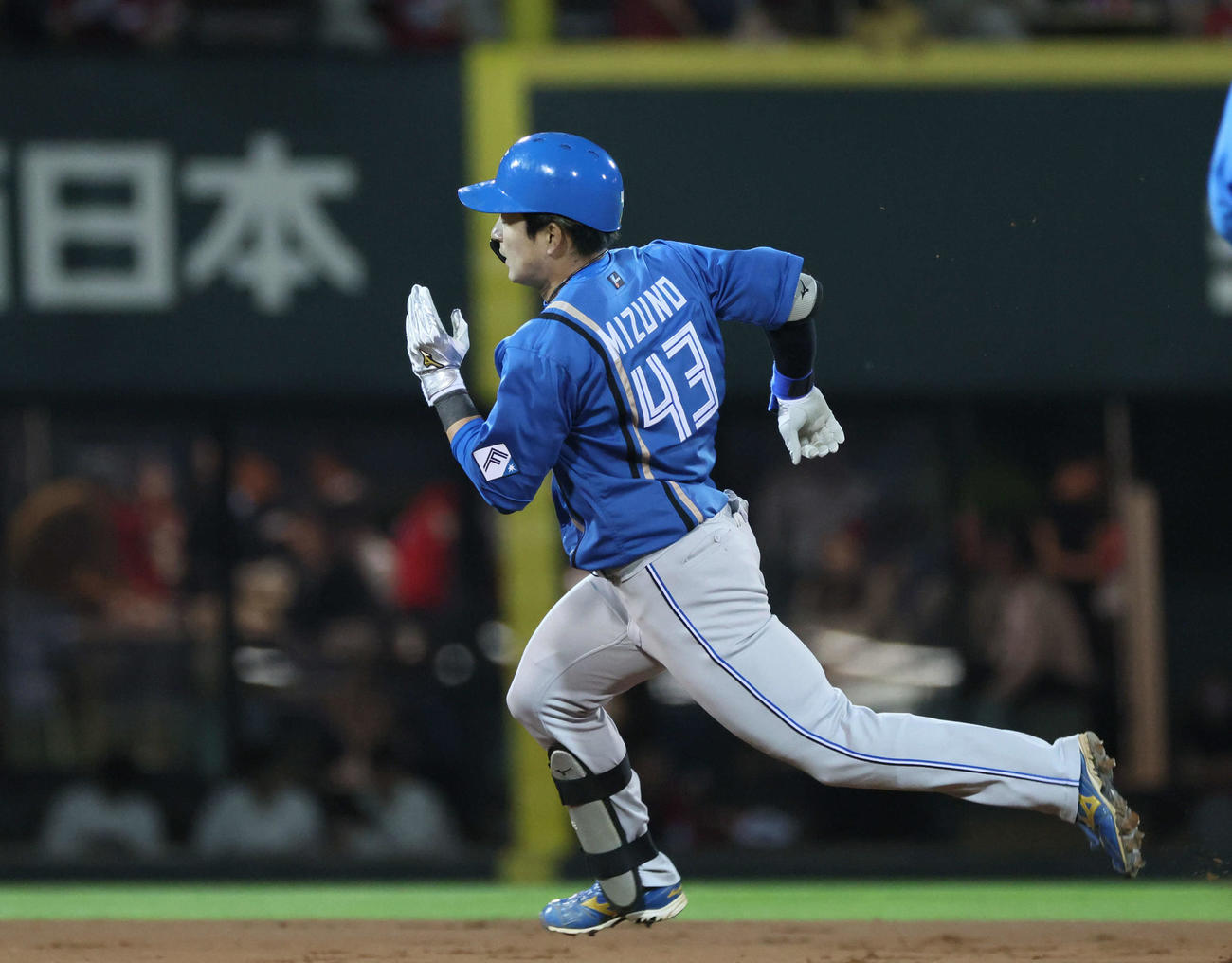 広島対日本ハム　7回表日本ハム無死、右中間越え三塁打を放った水野（撮影・加藤孝規）