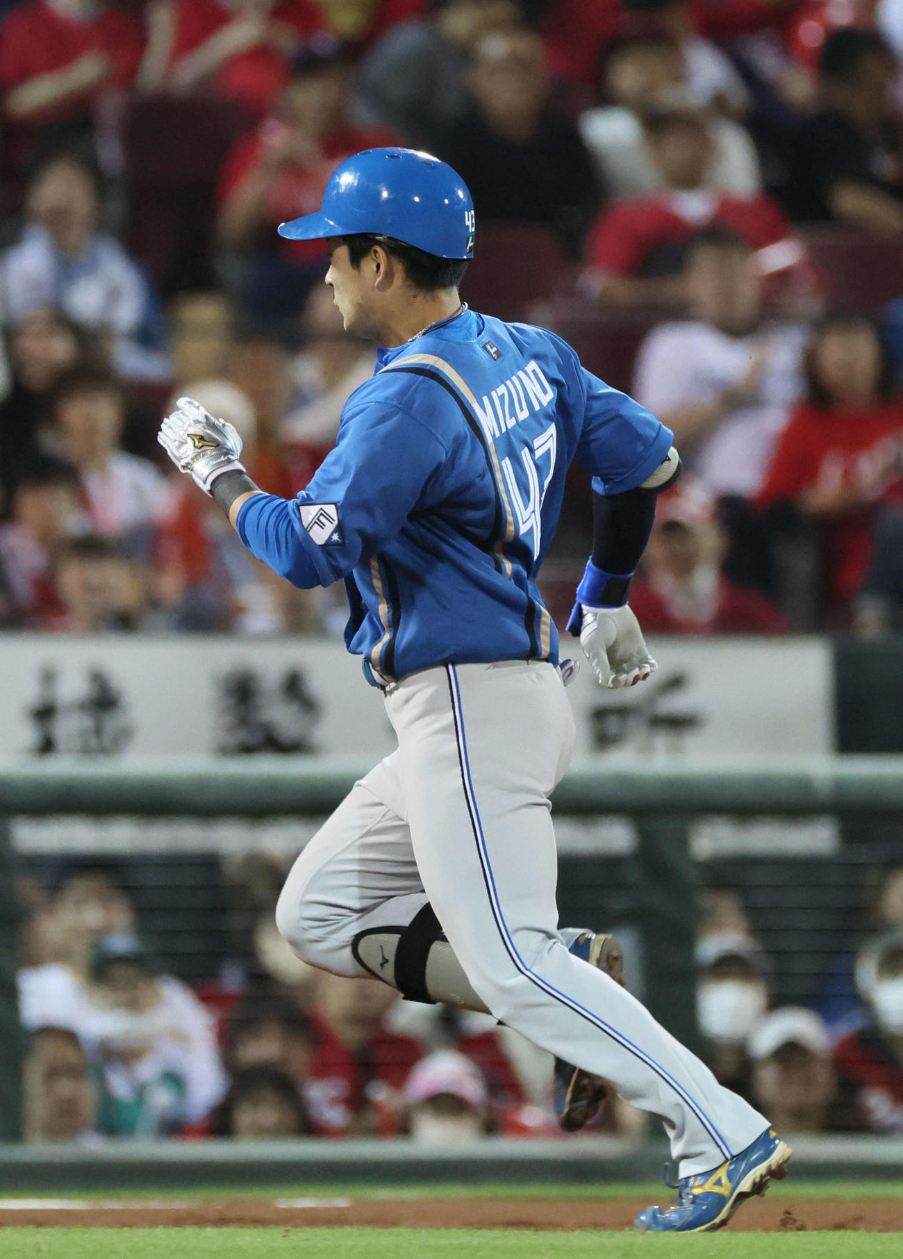 広島対日本ハム　7回表日本ハム無死、右中間越え三塁打を放った水野（撮影・加藤孝規）