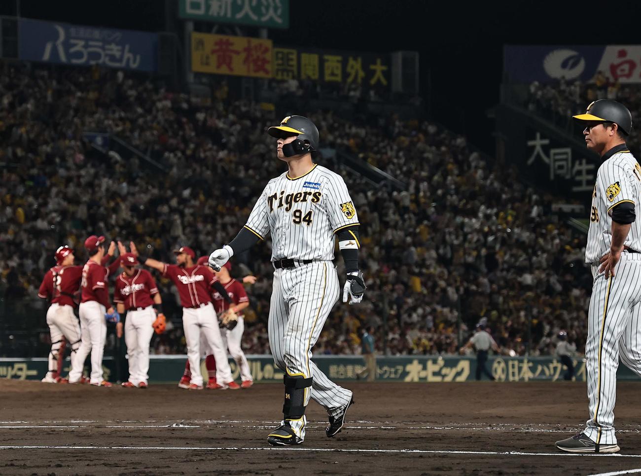 阪神対楽天　9回裏阪神2死一塁、原口は三飛に倒れベンチに引き揚げる（撮影・上田博志）