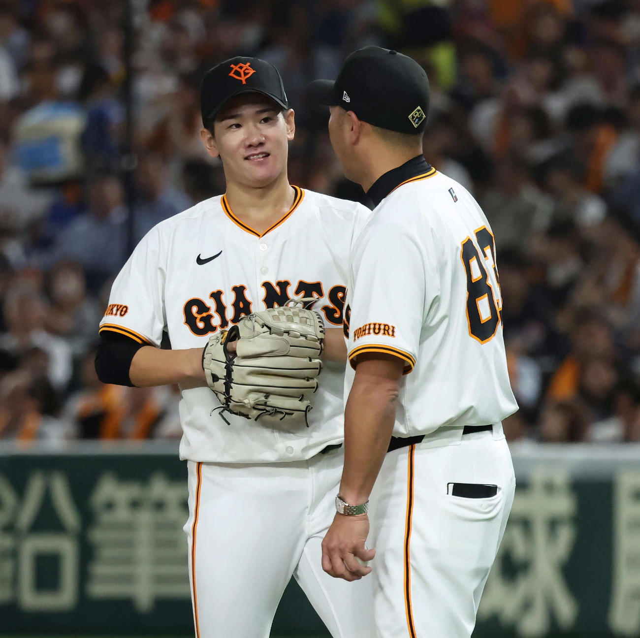 巨人対ロッテ　7回表ロッテ2死一、二塁、阿部監督（右）に交代を告げられる先発井上（撮影・丹羽敏通）
