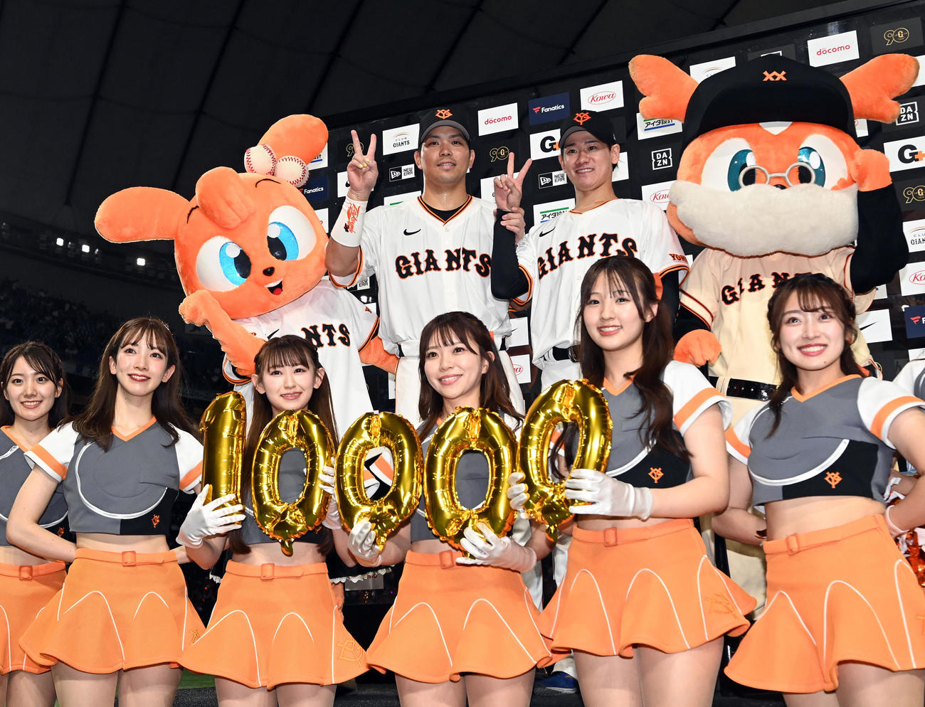 巨人対ロッテ　両リーグ制から10000試合を達成。ロッテに勝利し記念撮影に納まる巨人大城卓（左）と井上（撮影・たえ見朱実）