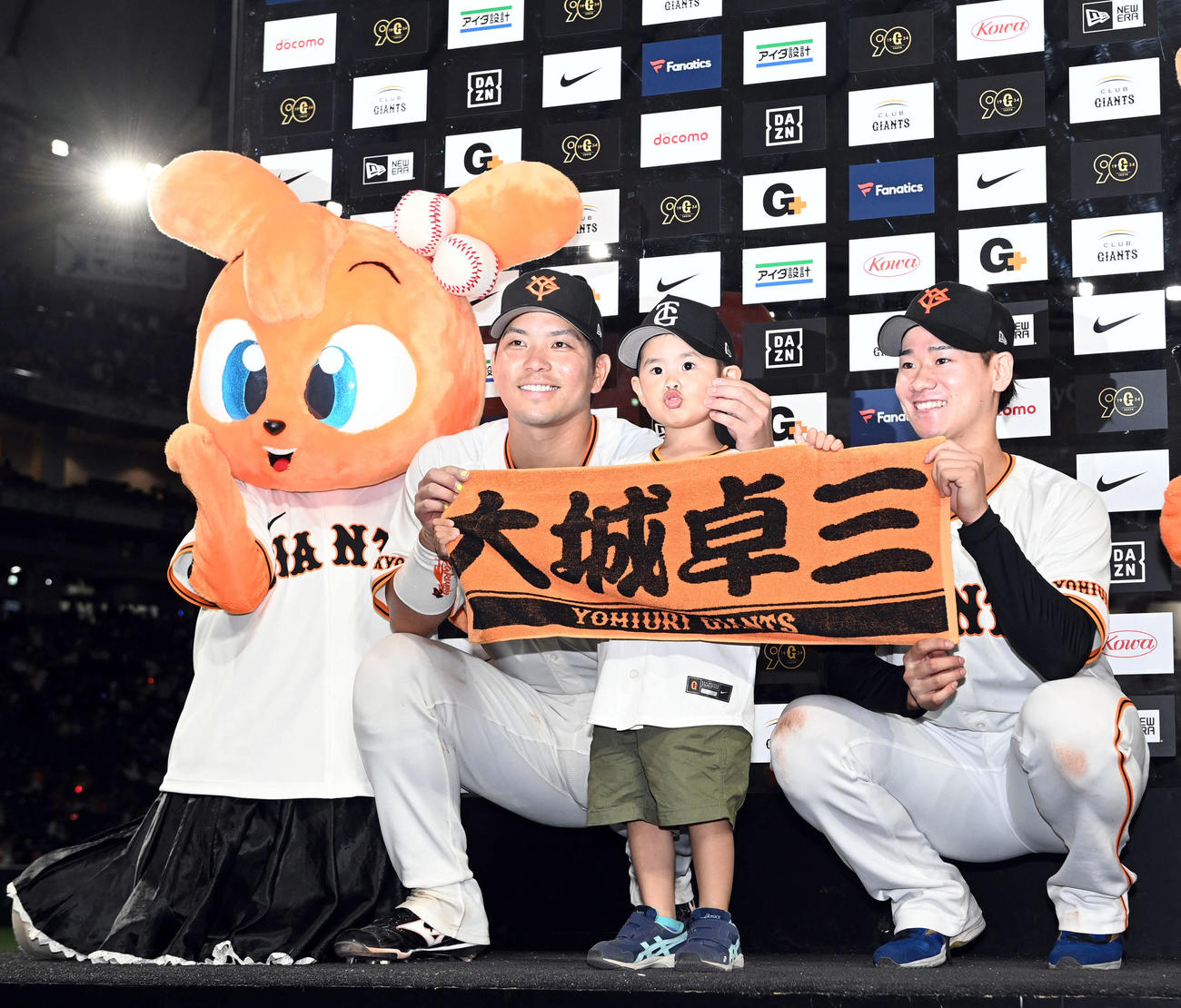 巨人対ロッテ　ロッテに勝利しファンの子どもと記念撮影をする巨人大城卓（左）と井上（撮影・たえ見朱実）