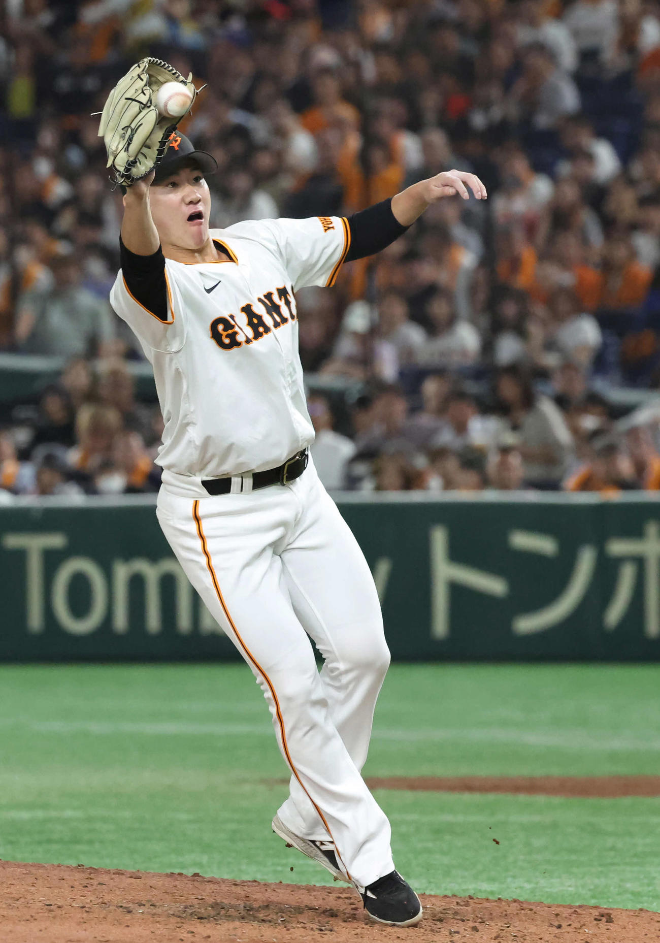 巨人対ロッテ　4回表ロッテ2死一塁、小川を投ゴロに打ち取った先発井上（撮影・丹羽敏通）