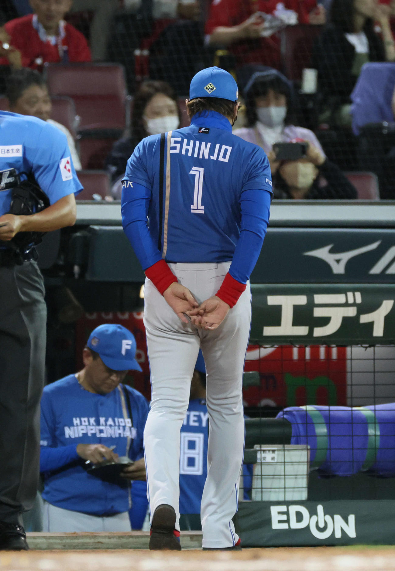 広島対日本ハム　8回表終了時、交代を告げる新庄監督（撮影・加藤孝規）