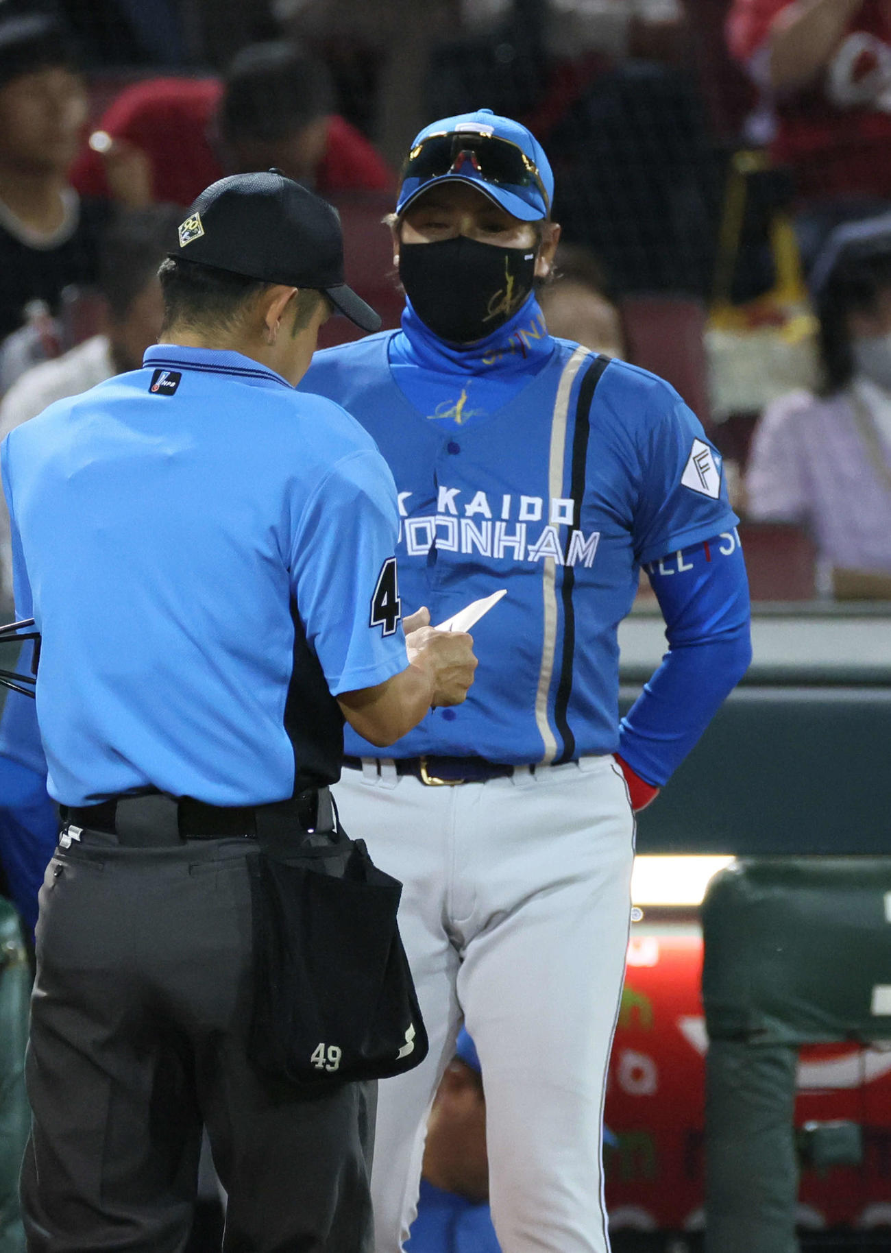 広島対日本ハム　8回表終了時、交代を告げる新庄監督（撮影・加藤孝規）