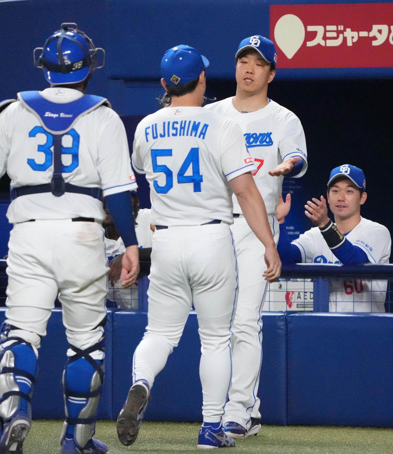 中日対ソフトバンク　6回表終了、藤嶋を迎える柳（右から2人目）（撮影・森本幸一）