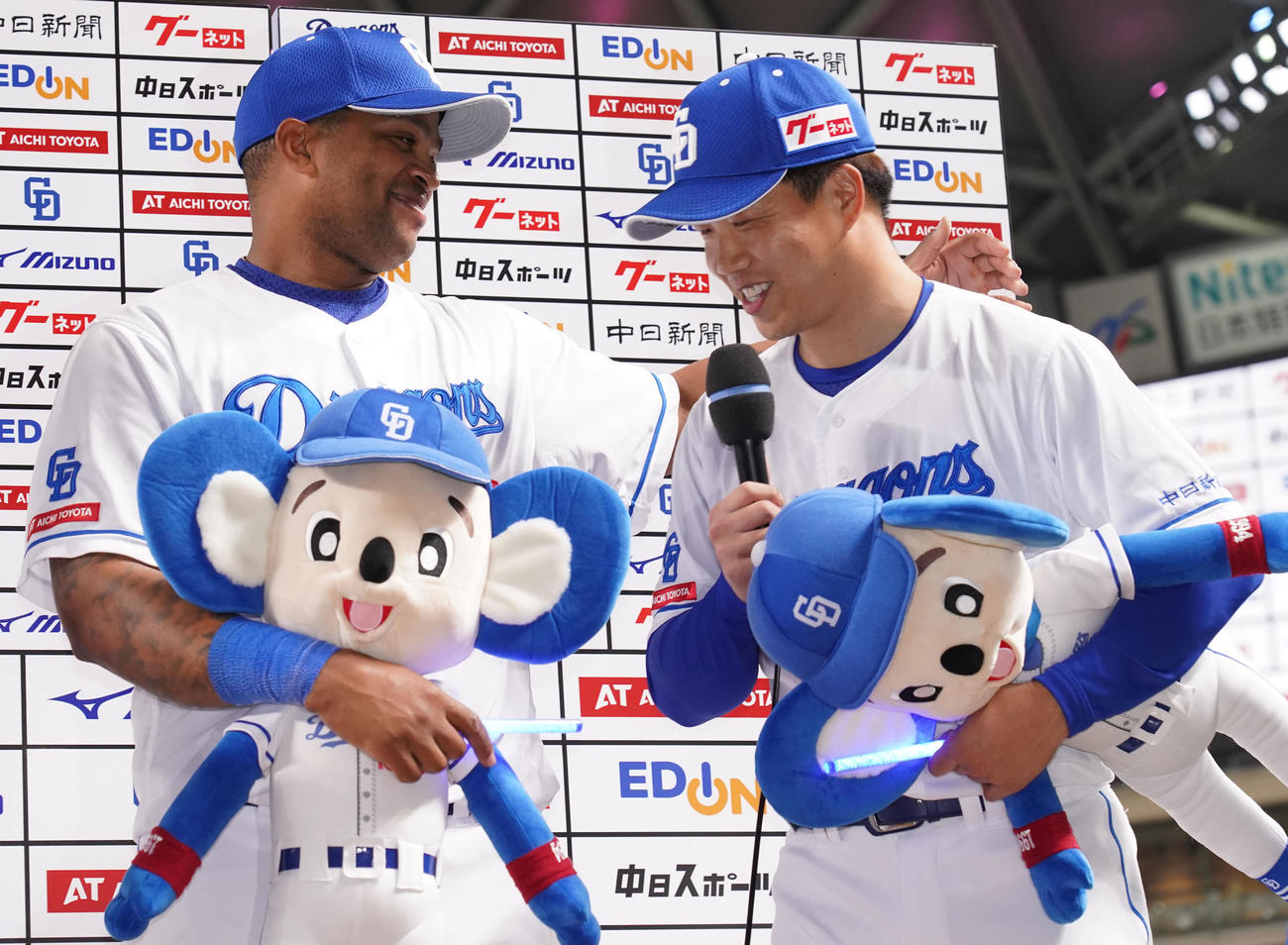 中日対ソフトバンク　ヒーローインタビューで笑顔を見せる（左から）ビシエドと柳（撮影・森本幸一）
