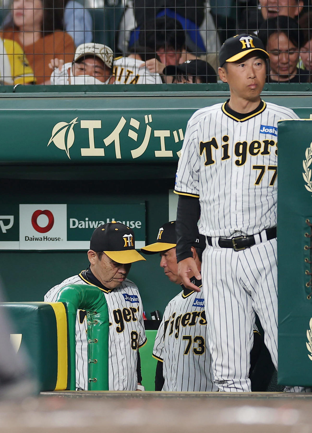 阪神対楽天　楽天に3連敗し、うつむきながら引き揚げる阪神岡田監督（左）（撮影・前田充）