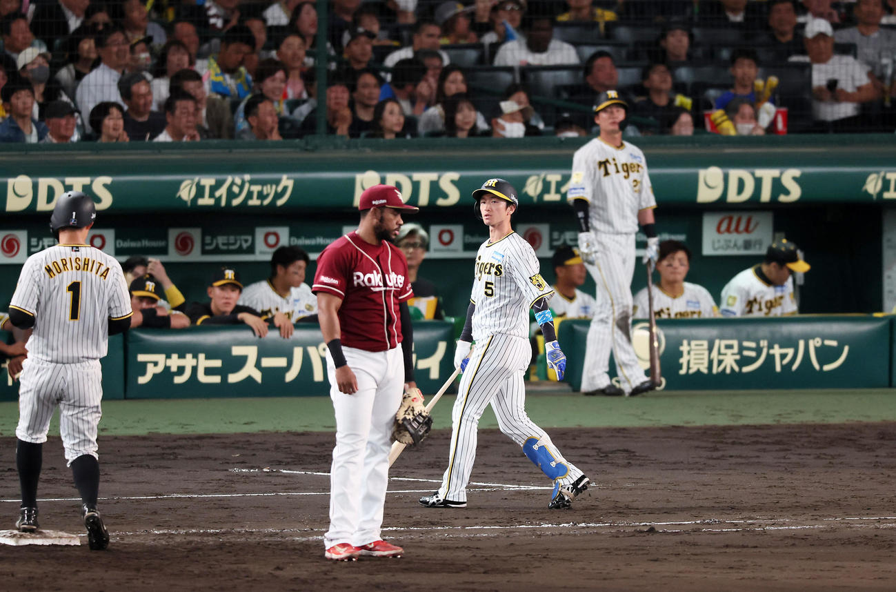 阪神対楽天　9回裏阪神1死一塁、近本は遊飛を打ち上げる（撮影・加藤哉）