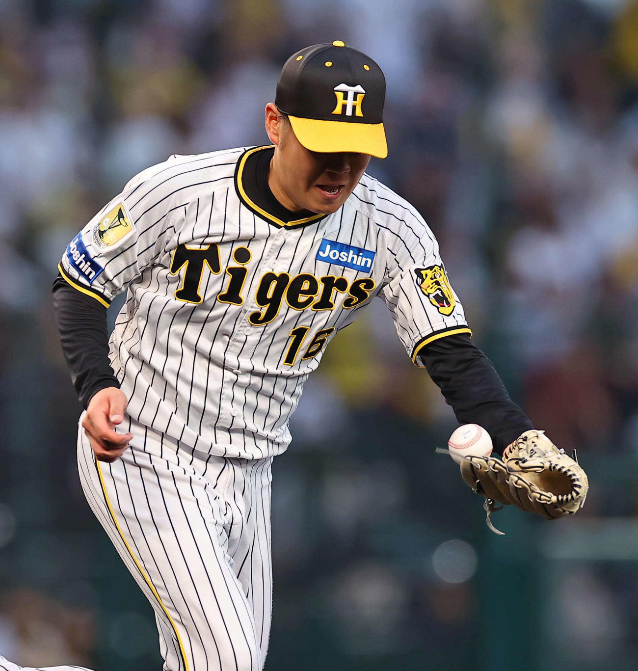 阪神対楽天　4回表楽天2死二塁、西勇は小深田の打球をファンブル（撮影・上田博志）