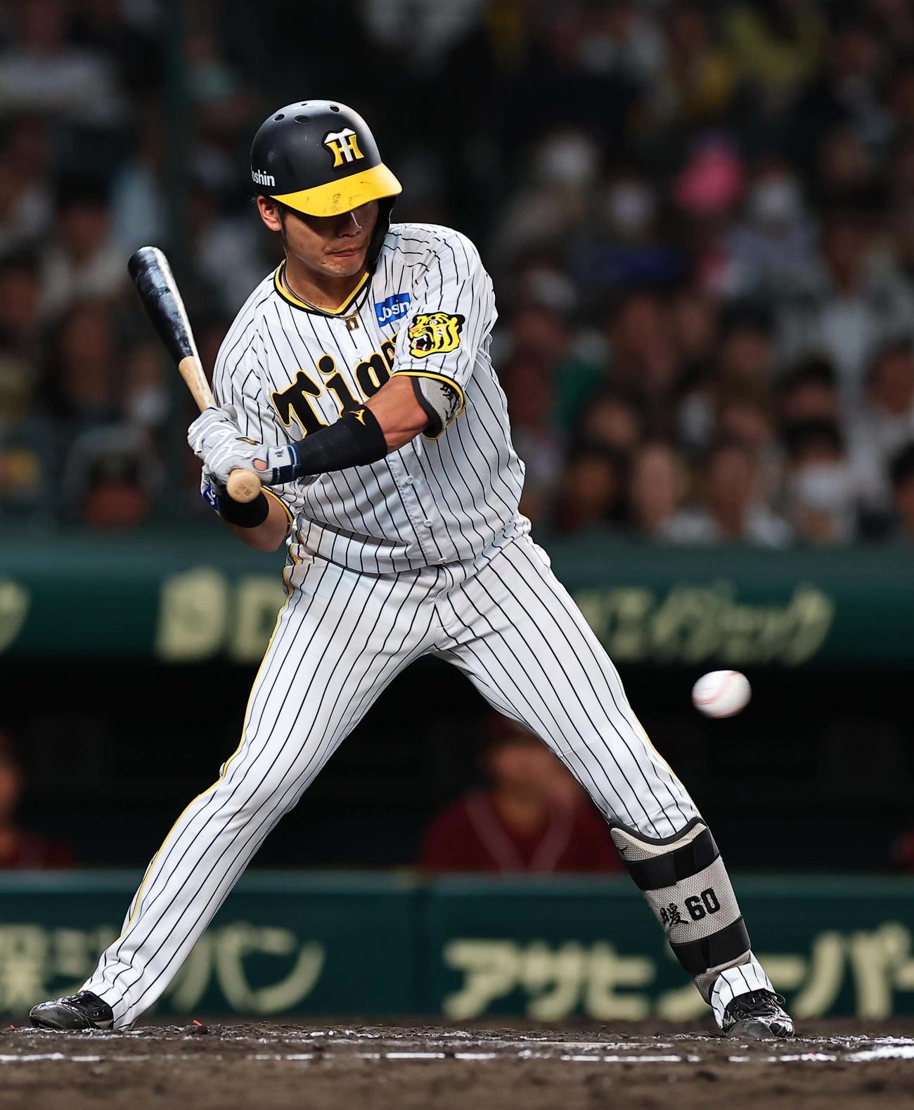 阪神対楽天　8回裏阪神無死一塁、小野寺は見逃し三振に倒れる（撮影・上田博志）