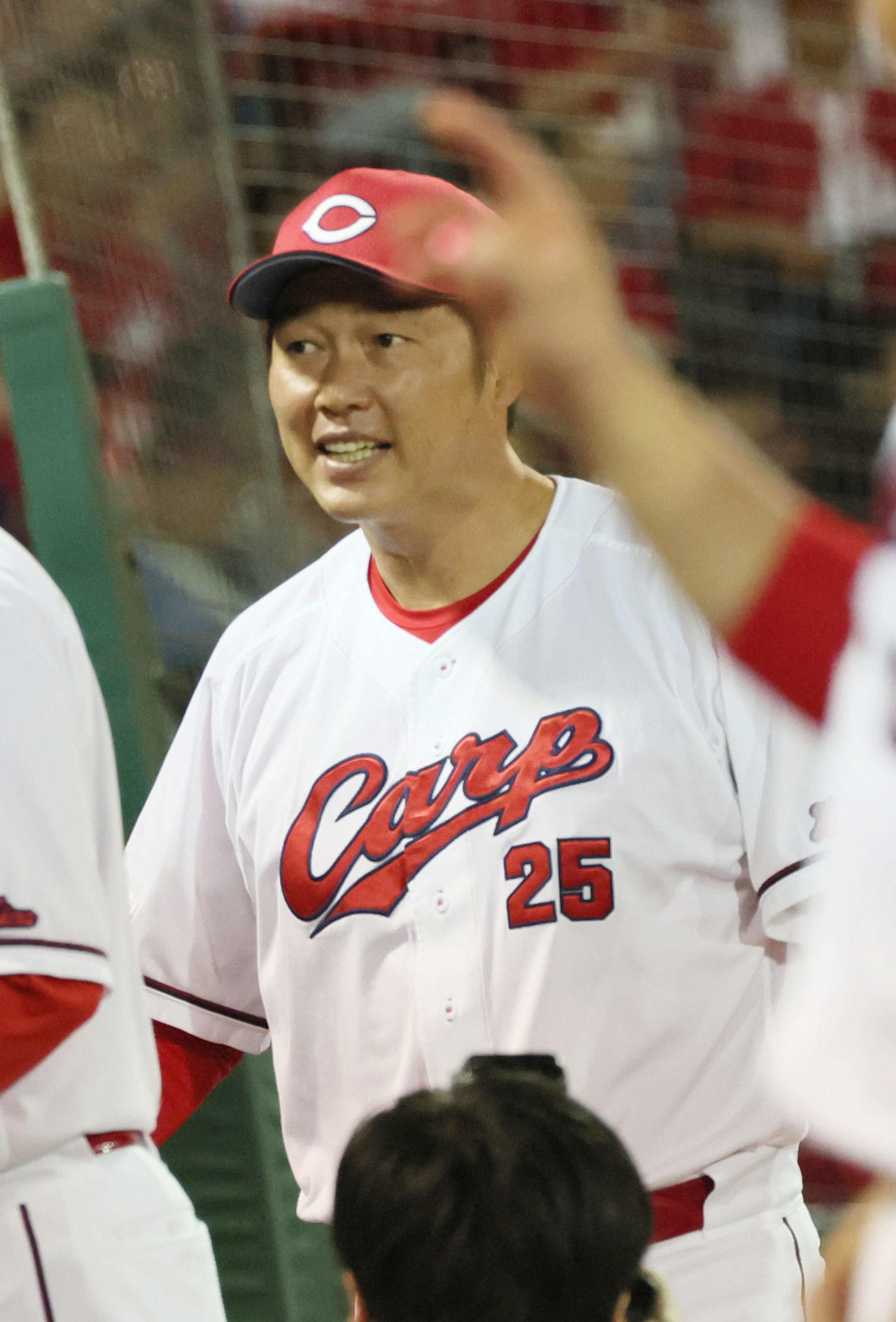 広島対日本ハム　勝利した新井監督（撮影・加藤孝規）