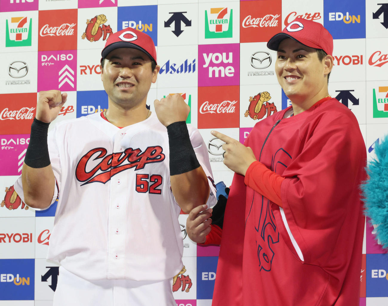 広島対日本ハム　お立ち台でポーズを決める末包（左）と九里（撮影・加藤孝規）