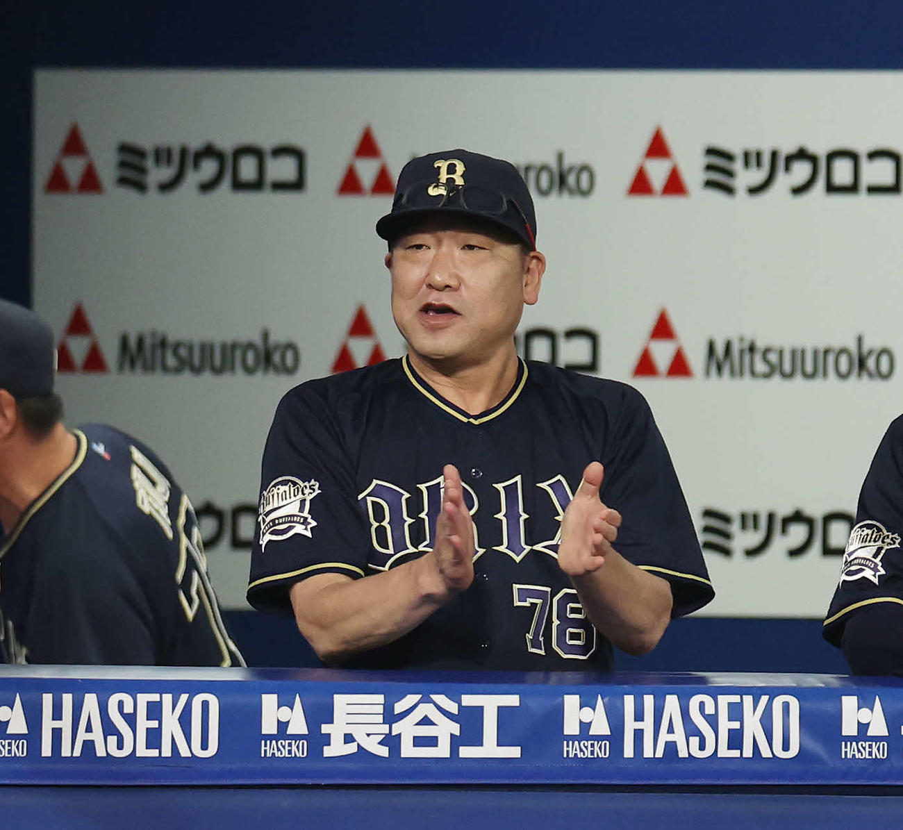 DeNA対オリックス　8回表オリックス2死一、三塁、西川が適時二塁打を放ち手をたたく中嶋監督（撮影・宮地輝）