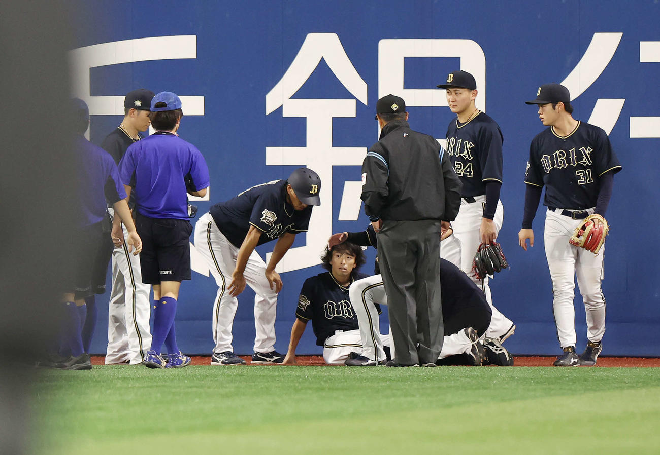 DeNA対オリックス　8回裏DeNA1死三塁、フェンスにぶつかり座り込む福田（中央）（撮影・宮地輝）