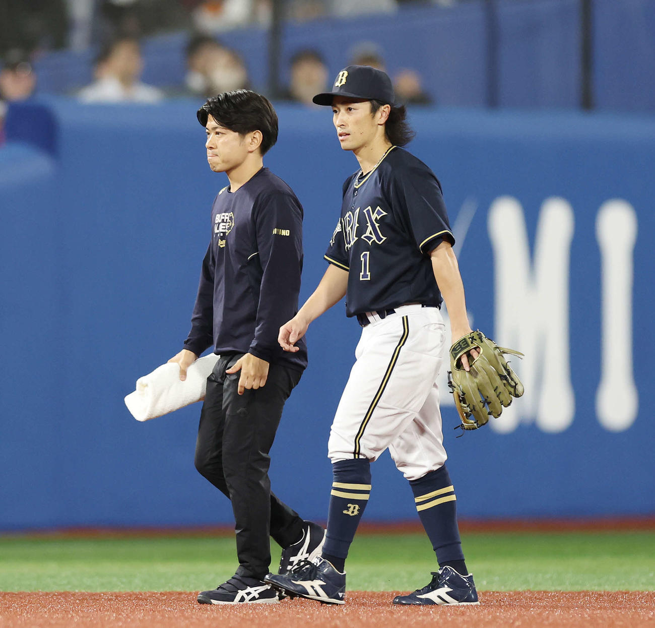 DeNA対オリックス　8回裏DeNA1死三塁、負傷交代となる福田（右）（撮影・宮地輝）