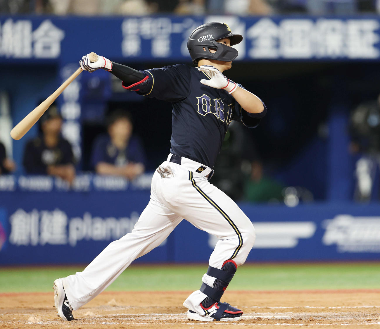 DeNA対オリックス　8回表オリックス2死一、三塁、適時二塁打を放つ西川（撮影・宮地輝）