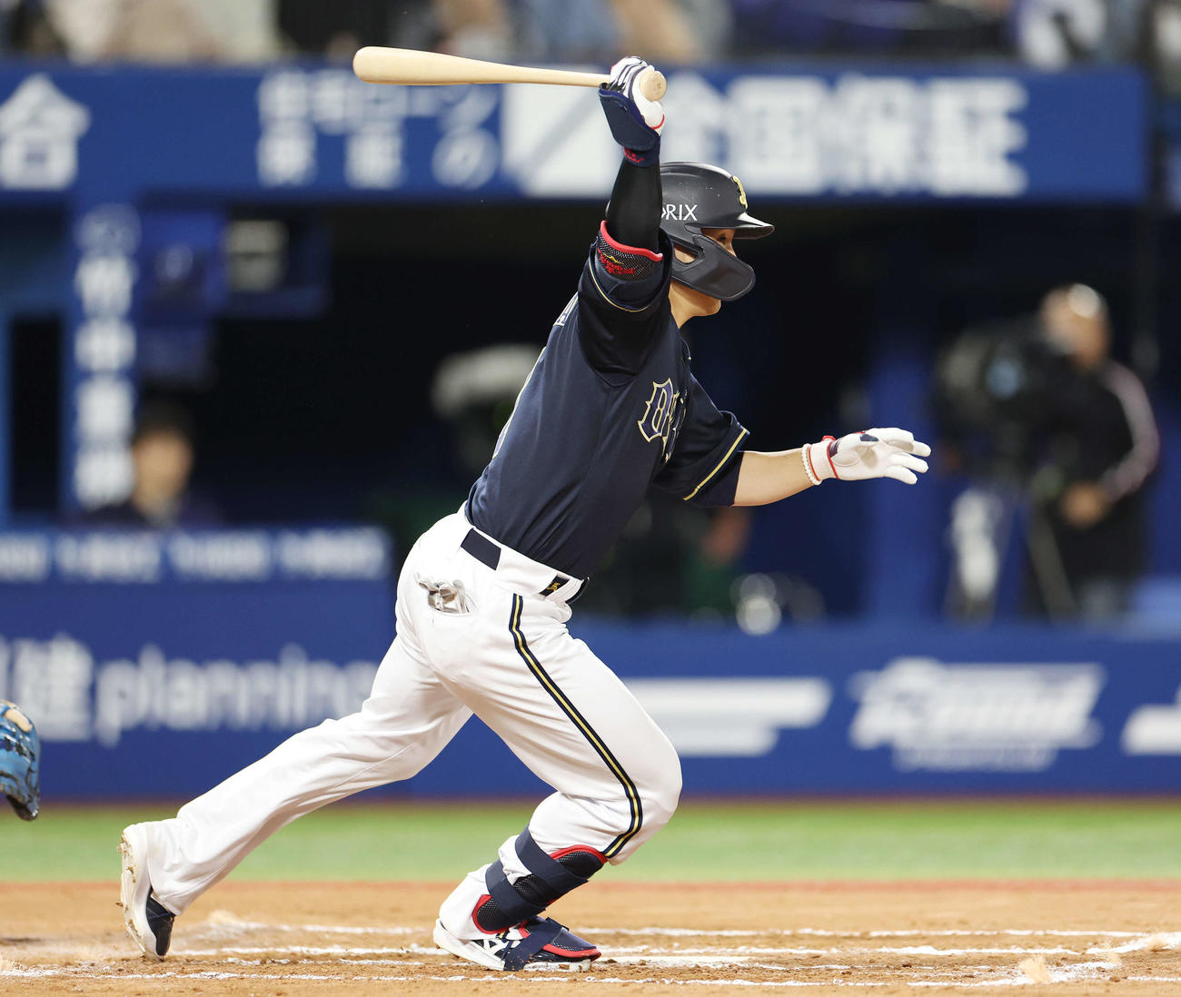 DeNA対オリックス　6回表オリックス2死一、二塁、右前適時打を放つ西川（撮影・宮地輝）