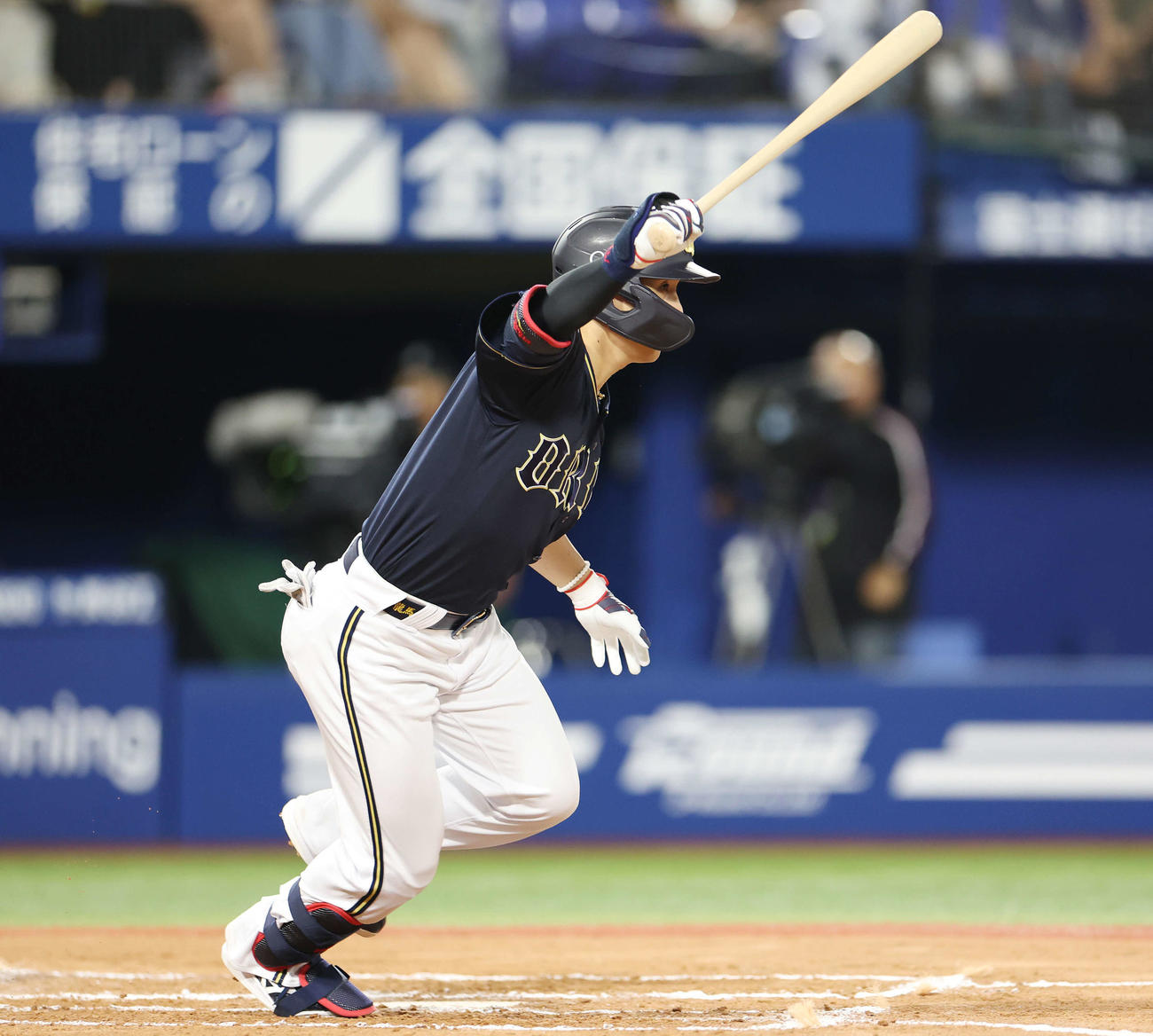 DeNA対オリックス　6回表オリックス2死一、二塁、右前適時打を放つ西川（撮影・宮地輝）