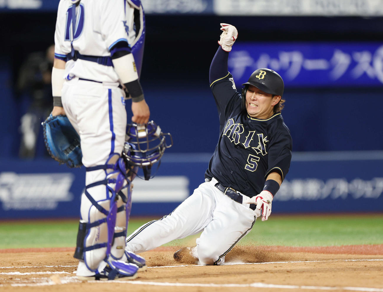 DeNA対オリックス　6回表オリックス2死一、二塁、西川の適時打で生還する西野（撮影・宮地輝）
