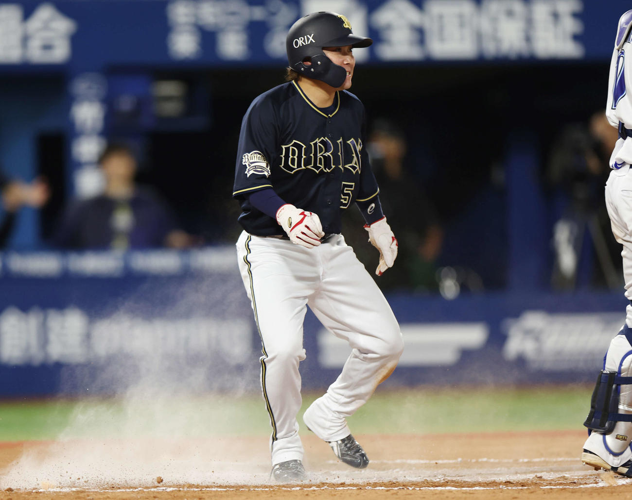 DeNA対オリックス　6回表オリックス2死一、二塁、西川の適時打で生還した西野（撮影・宮地輝）