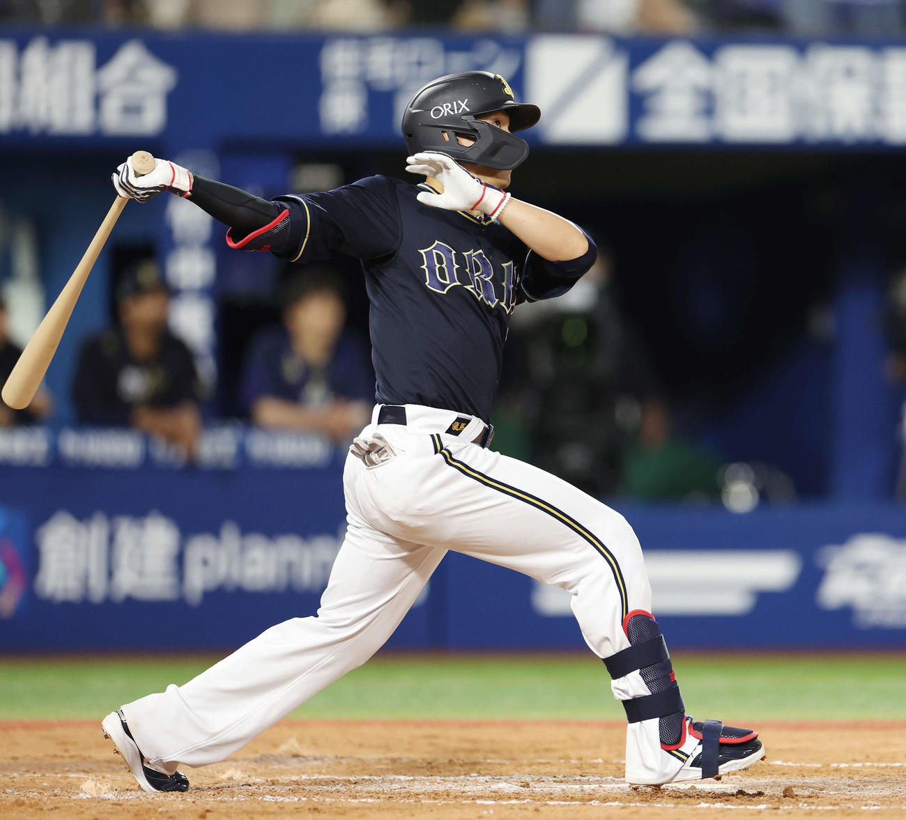 DeNA対オリックス　8回表オリックス2死一、三塁、適時二塁打を放つ西川（撮影・宮地輝）