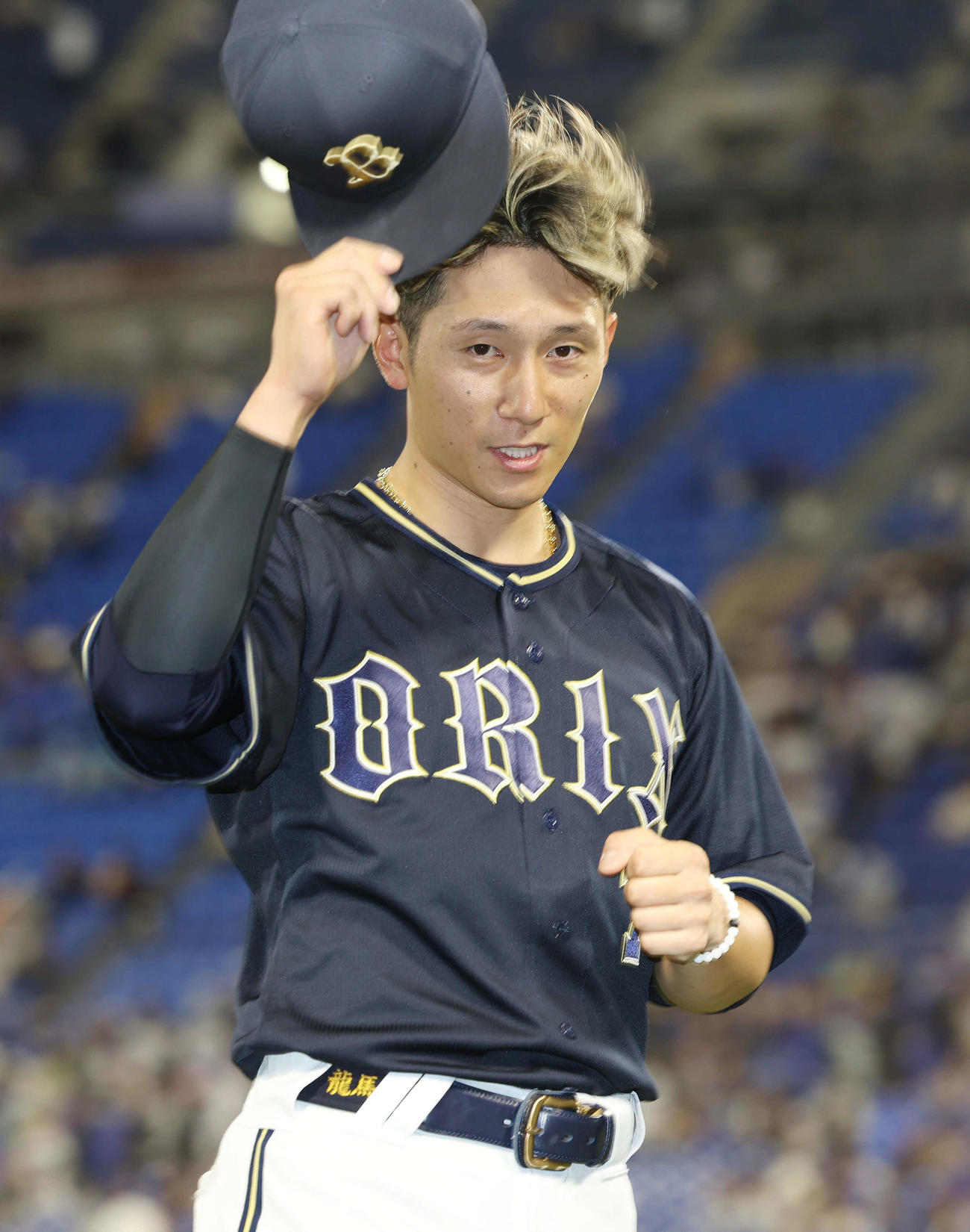 DeNA対オリックス　ヒーローインタビュー後、ファンにあいさつするオリックス西川（撮影・宮地輝）