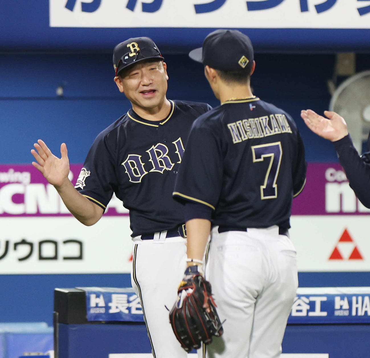 DeNA対オリックス　オリックス西川（右）と勝利のタッチを交わす中嶋監督（撮影・宮地輝）