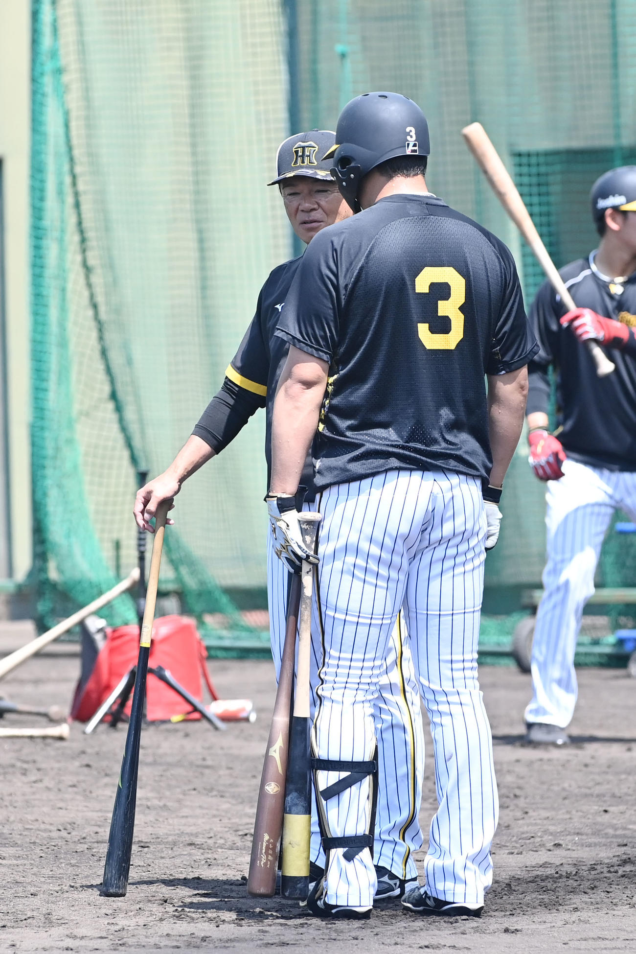 2軍で打撃練習後、阪神和田二軍監督（左）は、大山にアドバイスをする（撮影・滝沢美穂子）