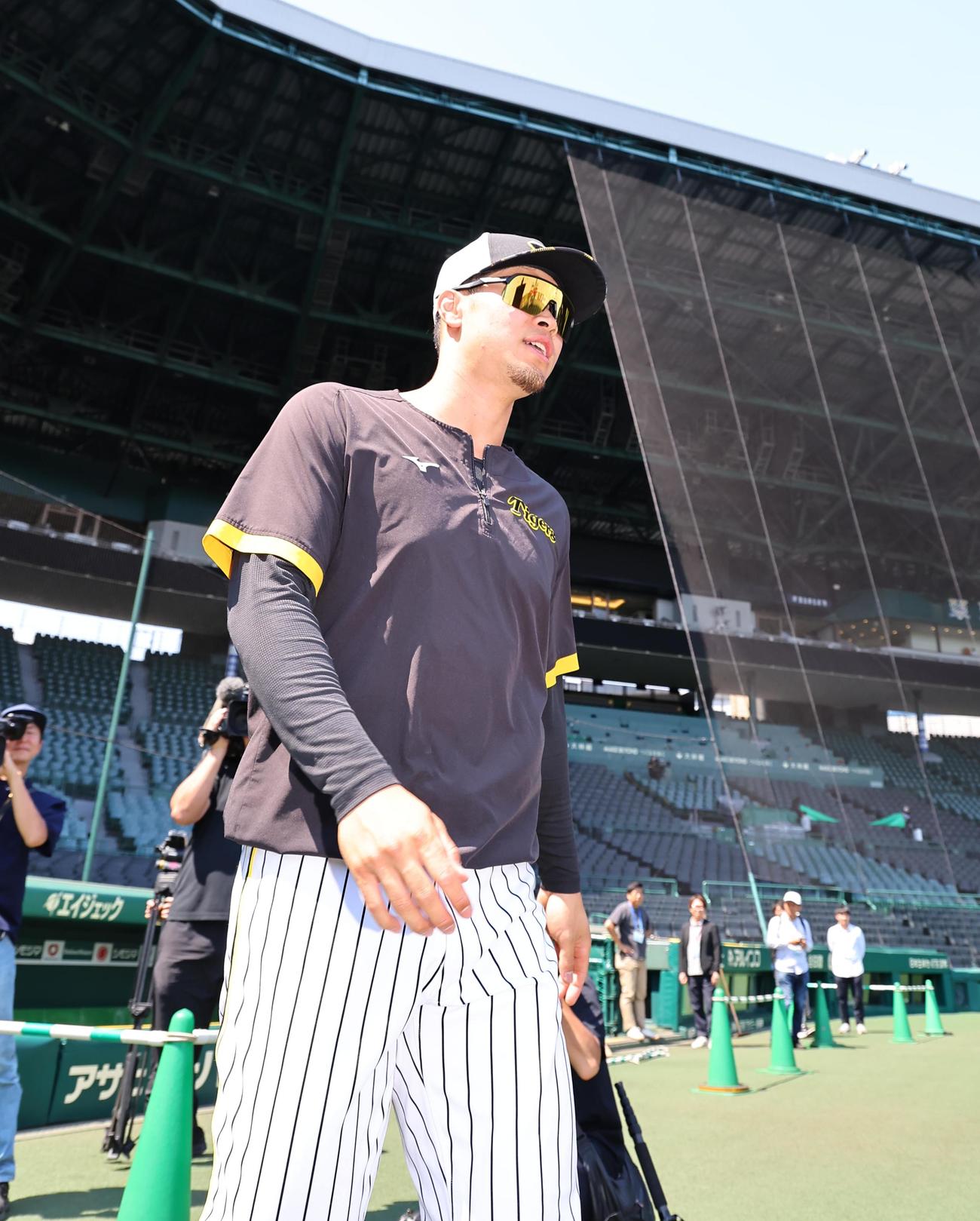 1軍に合流した佐藤輝は笑顔を見せながら甲子園球場のグラウンドに入る（撮影・上田博志）