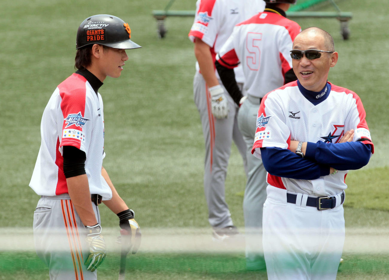 全パ対全セ　落合博満監督（右）と話す坂本勇人（2011年7月24日撮影）