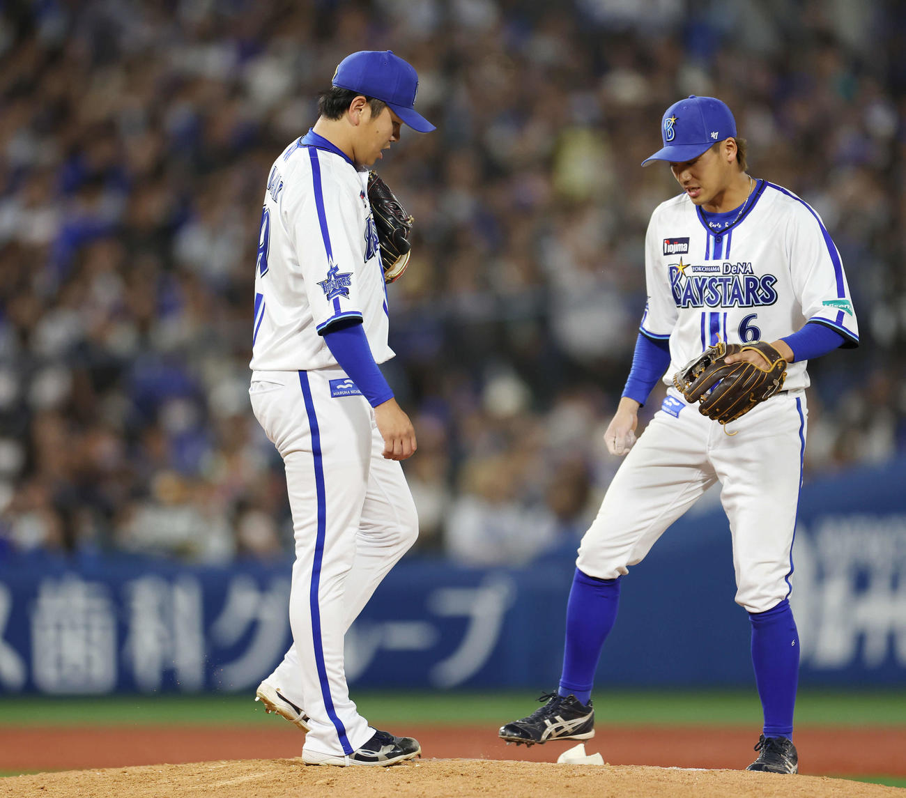 DeNA対オリックス　8回表オリックス2死一、三塁、西川に適時二塁打を許した山崎（左）（2024年6月6日撮影）