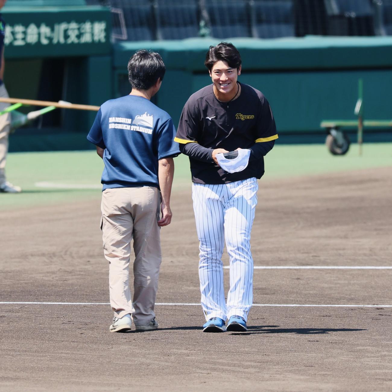 阪神対西武　一軍に合流しナインや関係者にあいさつする豊田（撮影・加藤哉）