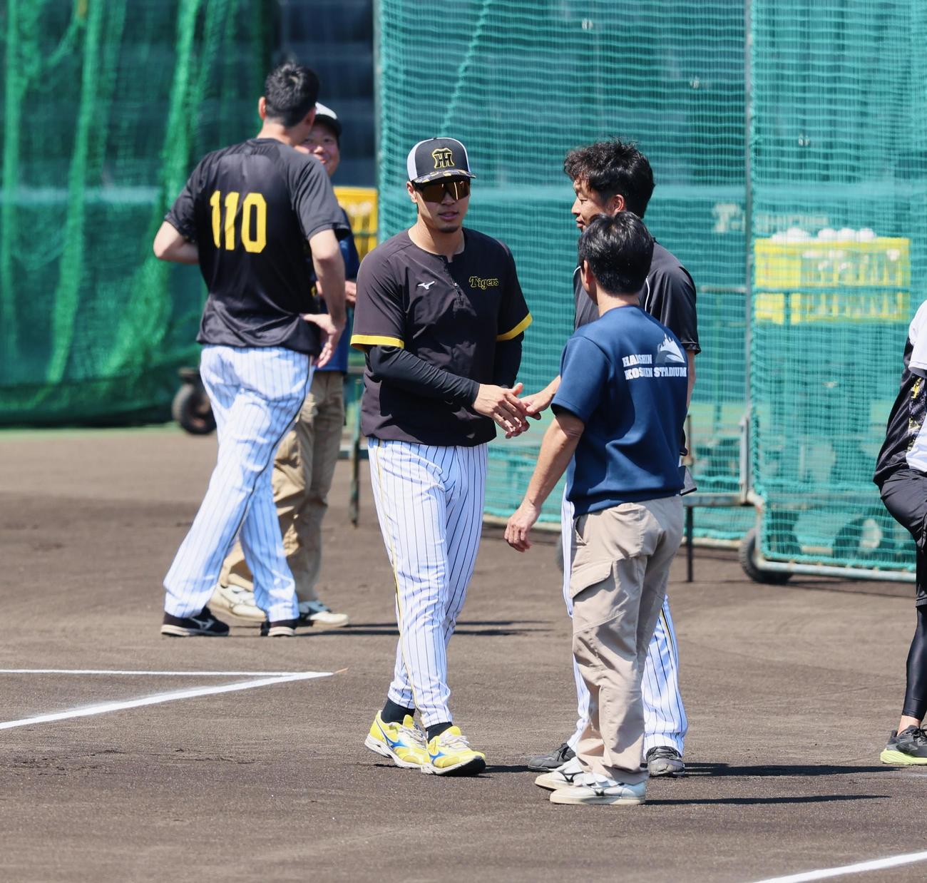 阪神対西武　一軍に合流しナインや関係者にあいさつする佐藤輝（撮影・加藤哉）