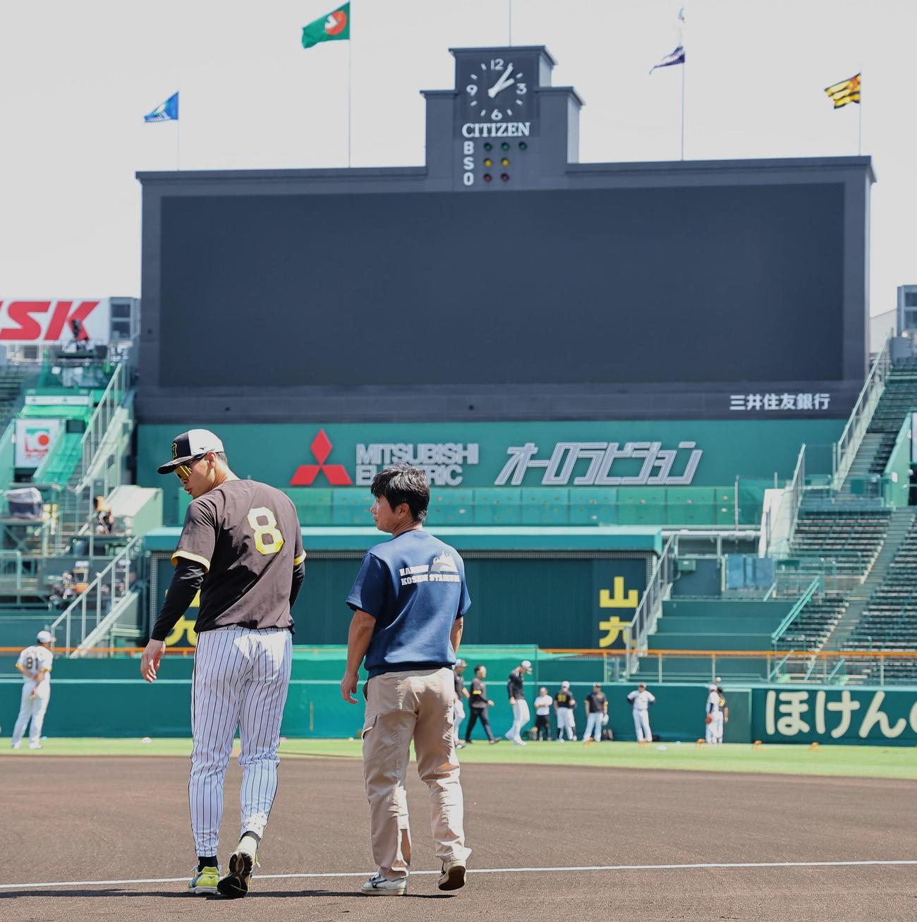 1軍に合流した佐藤輝は笑顔を見せながら甲子園球場のグラウンドに入る（撮影・上田博志）