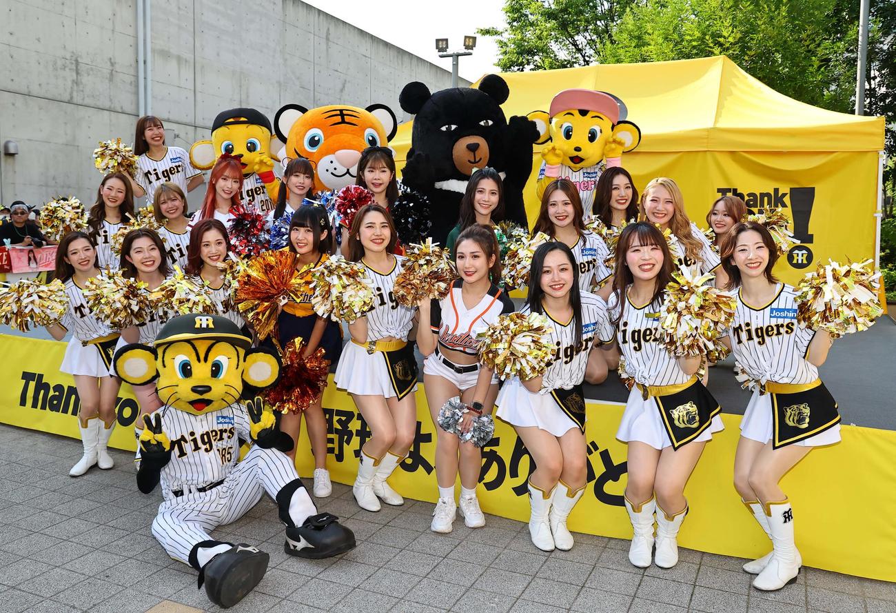 阪神対西武　タイガースガールズとコラボダンスを披露した台湾プロ野球のチアガール（撮影・上田博志）